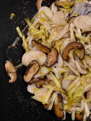 Rice cakes with yellow chives and mushrooms (Jĭucàihuáng xiānggū chăo nián’gāo / 韭菜黃香菇炒年糕)
