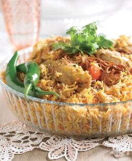 Rice cooked in ghee, served with chicken in spicy gravy (Nasi biryani)
