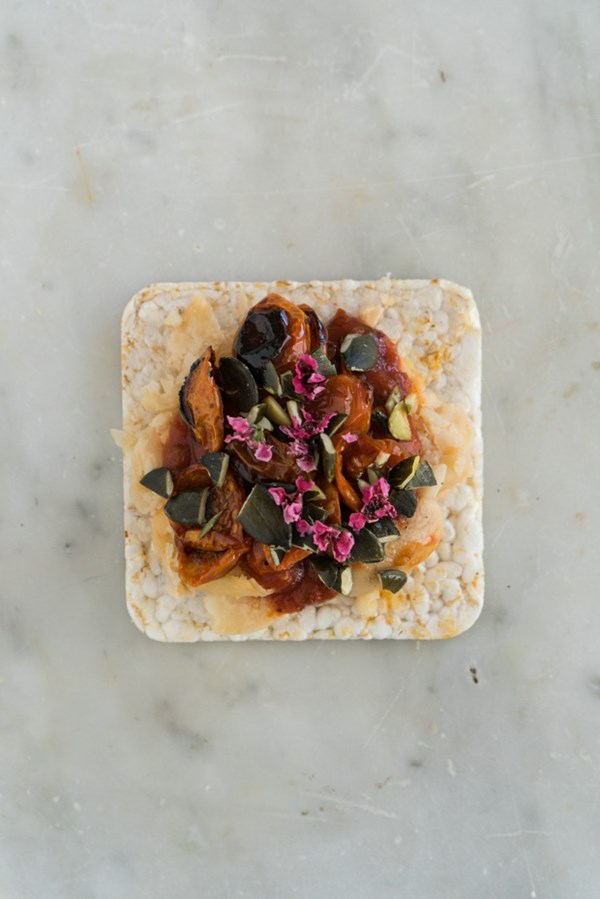 Rice cracker & tomato beans
