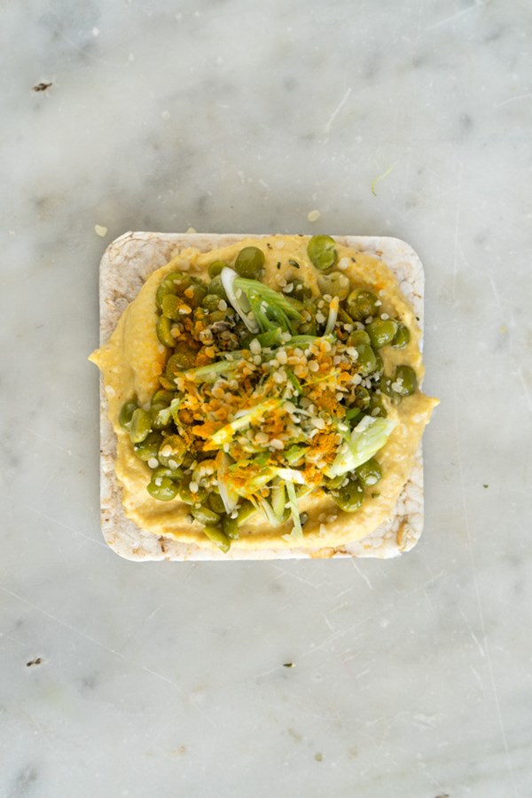 Rice cracker & turmeric hummus