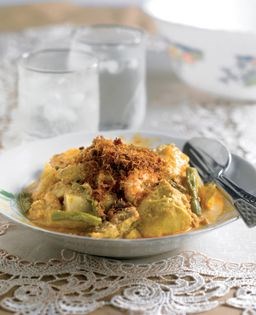 Rice cubes with assorted vegetables in spicy coconut gravy (Lontong)