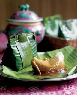 Rice flour pudding wrapped in banana leaves (Kueh bongkong)
