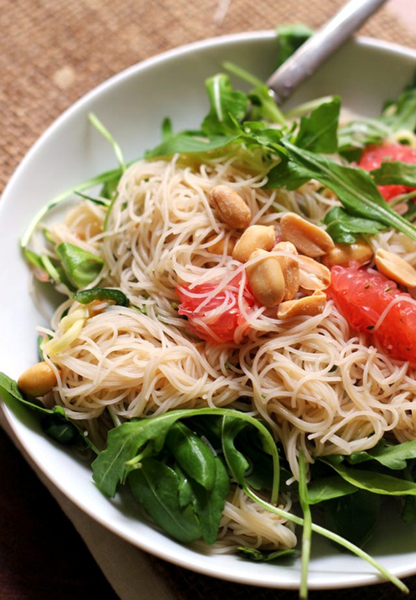 Rice noodle salad with grapefruit and peanuts