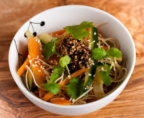 Rice noodle salad with salsa macha