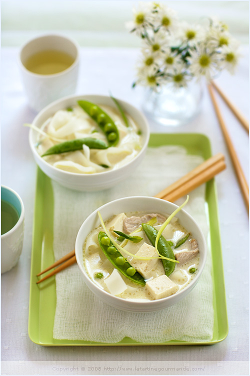 Rice noodle soup with pork, sugar snap peas and tofu (Soupe aux nouilles de riz, porc, pois gourmands et tofu)