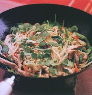Rice noodles, chicken and vegetables