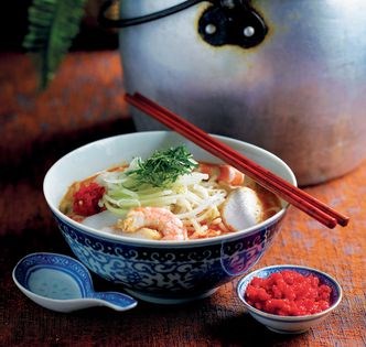 Rice noodles in spicy coconut gravy, with prawns [shrimps] and fish cake (Laksa)