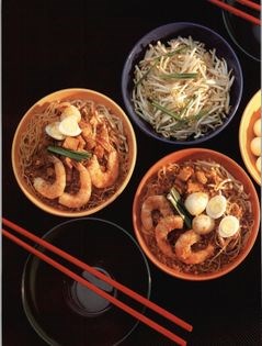 Rice noodles in spicy soup (Mee siam)