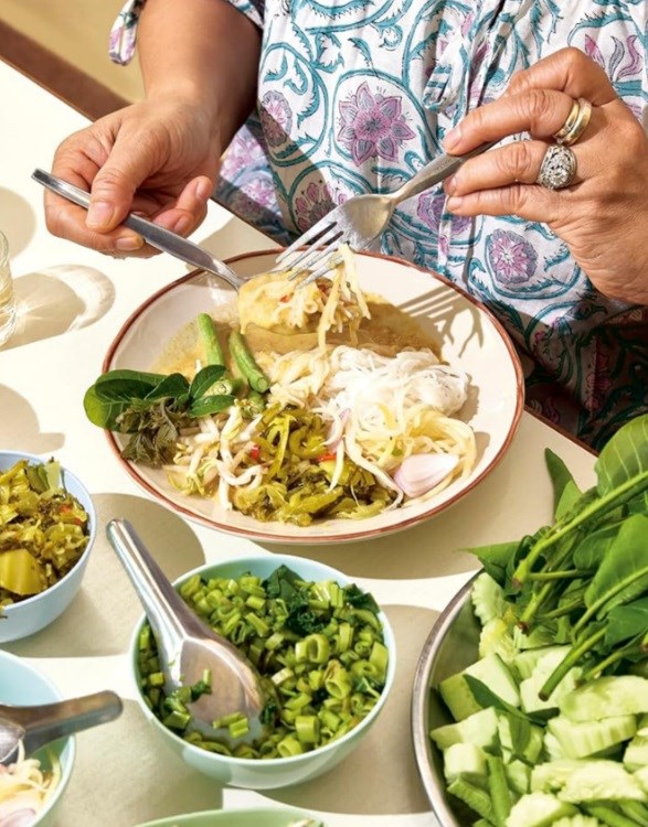 Rice noodles with coconut fish curry (Kamon jeen)