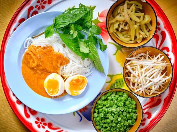 Rice noodles with fish curry sauce (Kanom jeen nahm ya)