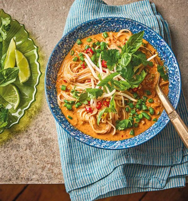 Rice noodles with fish curry sauce (Kanom jeen nam ya)