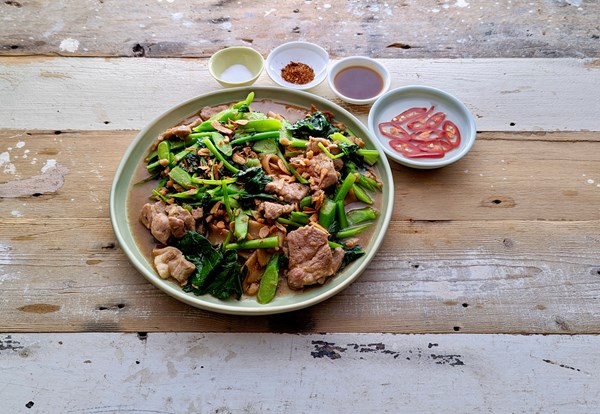 Rice noodles with gai lan & pork