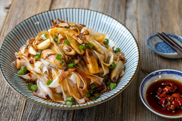Rice noodles with mushrooms, scallions & chile oil