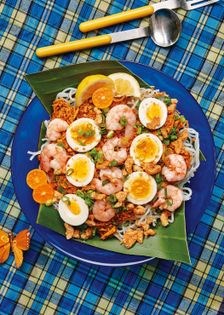 Rice noodles with saffron-scented chicken gravy (Pancit palabok)