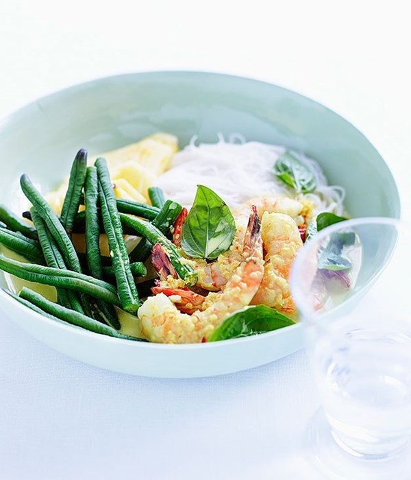Rice noodles with snake beans, prawns and holy basil