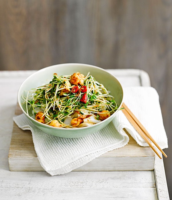 Rice noodles with snow pea sprouts and prawns