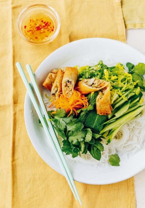 Rice noodles with spring rolls