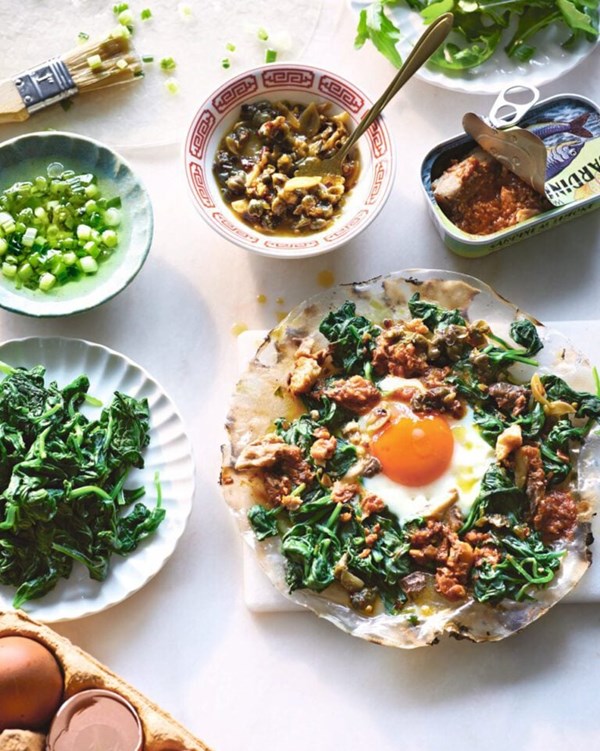 Rice paper pizzas with eggs, spinach and sardines 