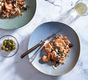 Rice pilaf with mushrooms and shrimp [Neni Panourgia]