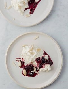Rice pudding with hot cherry sauce (Ris à l'amande med kirsebærsovs)