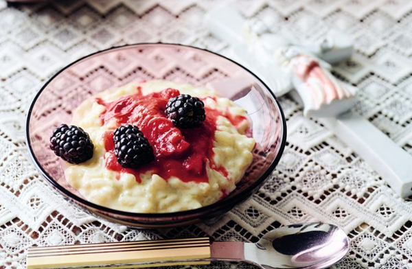 Rice pudding with rhubarb (Rizogalo me raventi)
