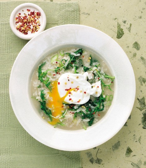 Rice soup with egg and greens