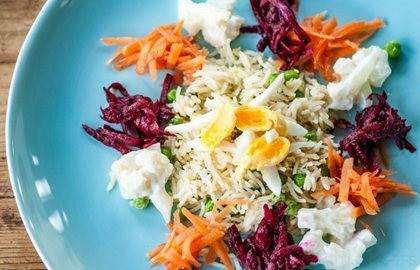 Rice with egg, peas and grated raw vegetables