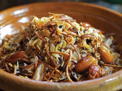 Rice with toasted noodles and dates with bread crust (Reshteh polow)