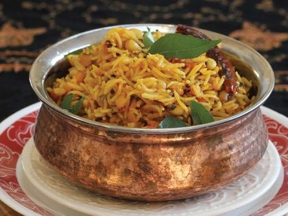 Rice with tomatoes, curry leaves, and peanuts (Thakkali shadum bhaat)