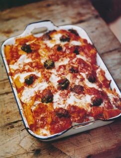 Rich oven-baked vegetable pasta (Pasta imbottita con vegetali al forno)