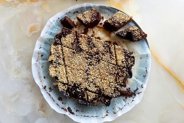 Rich semolina cake (Sfouf b'debs)