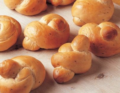 Ricotta and oregano knots