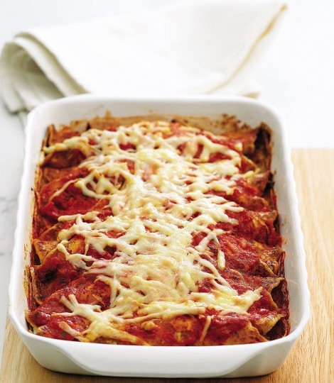 Ricotta and spinach crêpes in tomato sauce