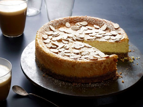 Ricotta cheesecake with almonds