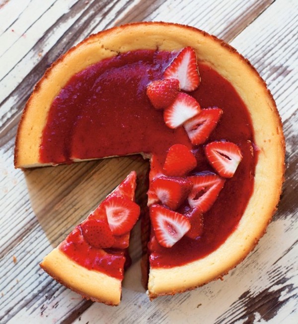Ricotta cheesecake with strawberry sauce