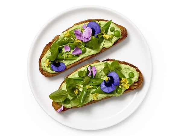 Ricotta crostini with edible flowers 