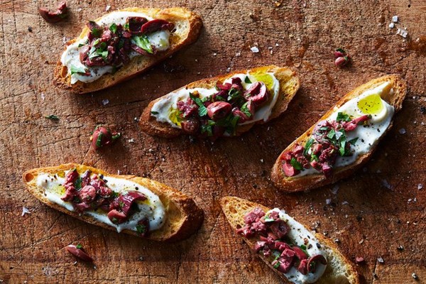 Ricotta crostini with spicy Kalamata olives 