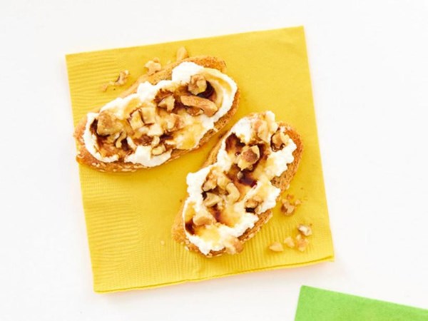 Ricotta crostini with walnuts 
