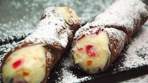 Ricotta filled cannoli (Cannoli di ricotta)