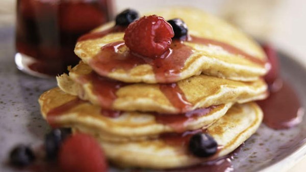 Ricotta hotcakes with poached raspberries