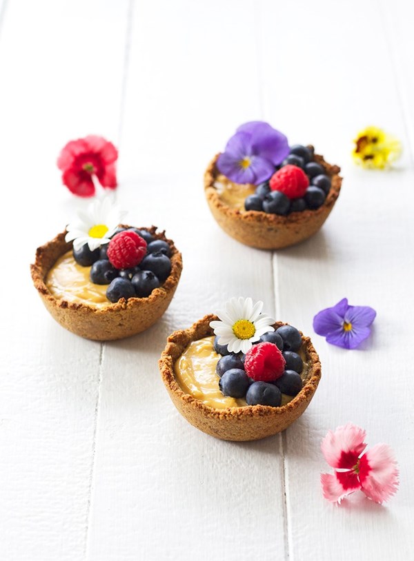 Ricotta, lemon tarts with pecan and vanilla base