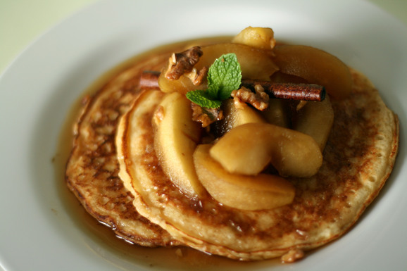 Ricotta pancakes with apple-Calvados syrup