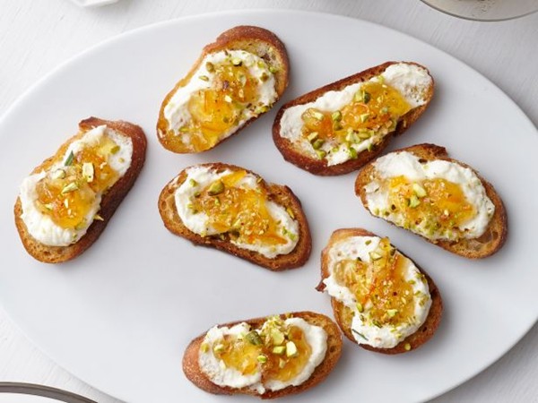 Ricotta-pistachio crostini