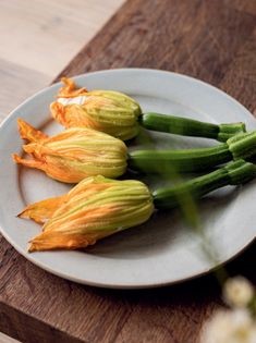 Ricotta-stuffed courgette flowers with romesco