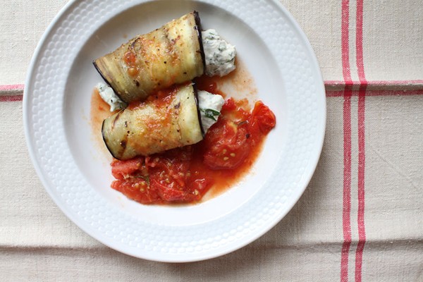 Ricotta-stuffed grilled eggplant with tomato sauce