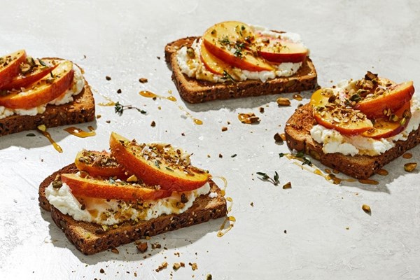 Ricotta toasts with peaches and pistachios