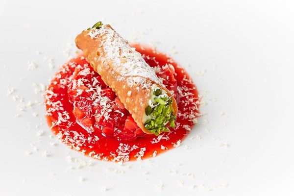 Ricotta, white chocolate and pistachio cannoli with strawberries (Ricotta, chocolate blanco y cannoli de pistacho con fresas)