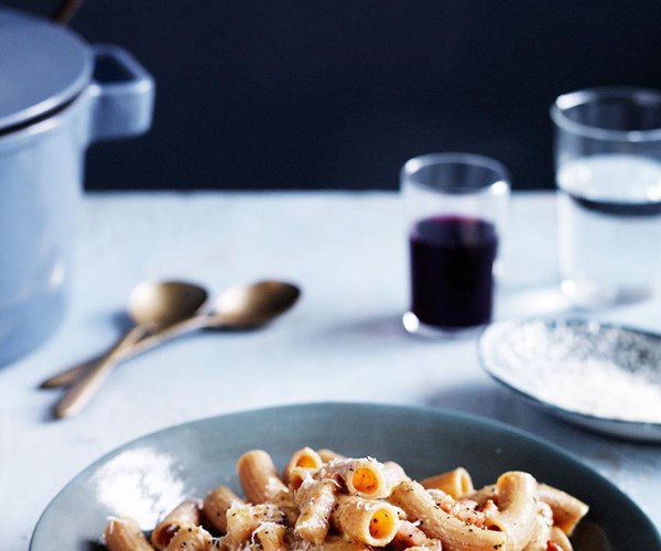 Rigatoni carbonara with garlic