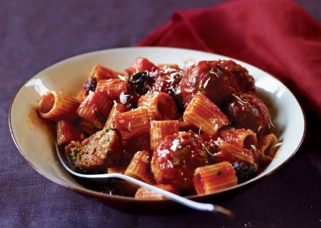 Rigatoni puttanesca with veggie meatballs