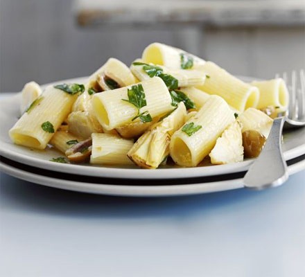 Rigatoni with artichoke, olives and lemon